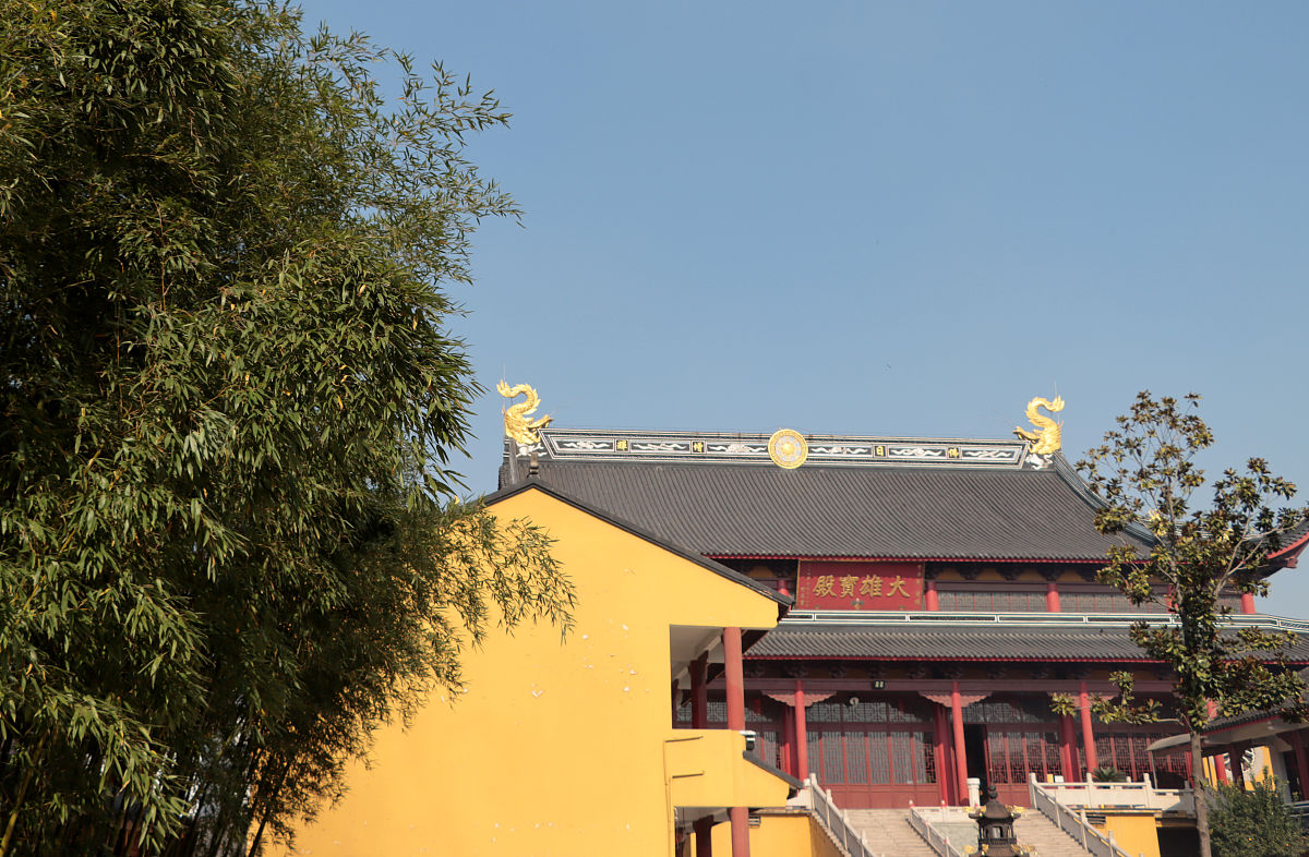 2021年12月4日,江苏常州,名刹永宁寺的木雕飞檐和石狮等恢弘古建筑.