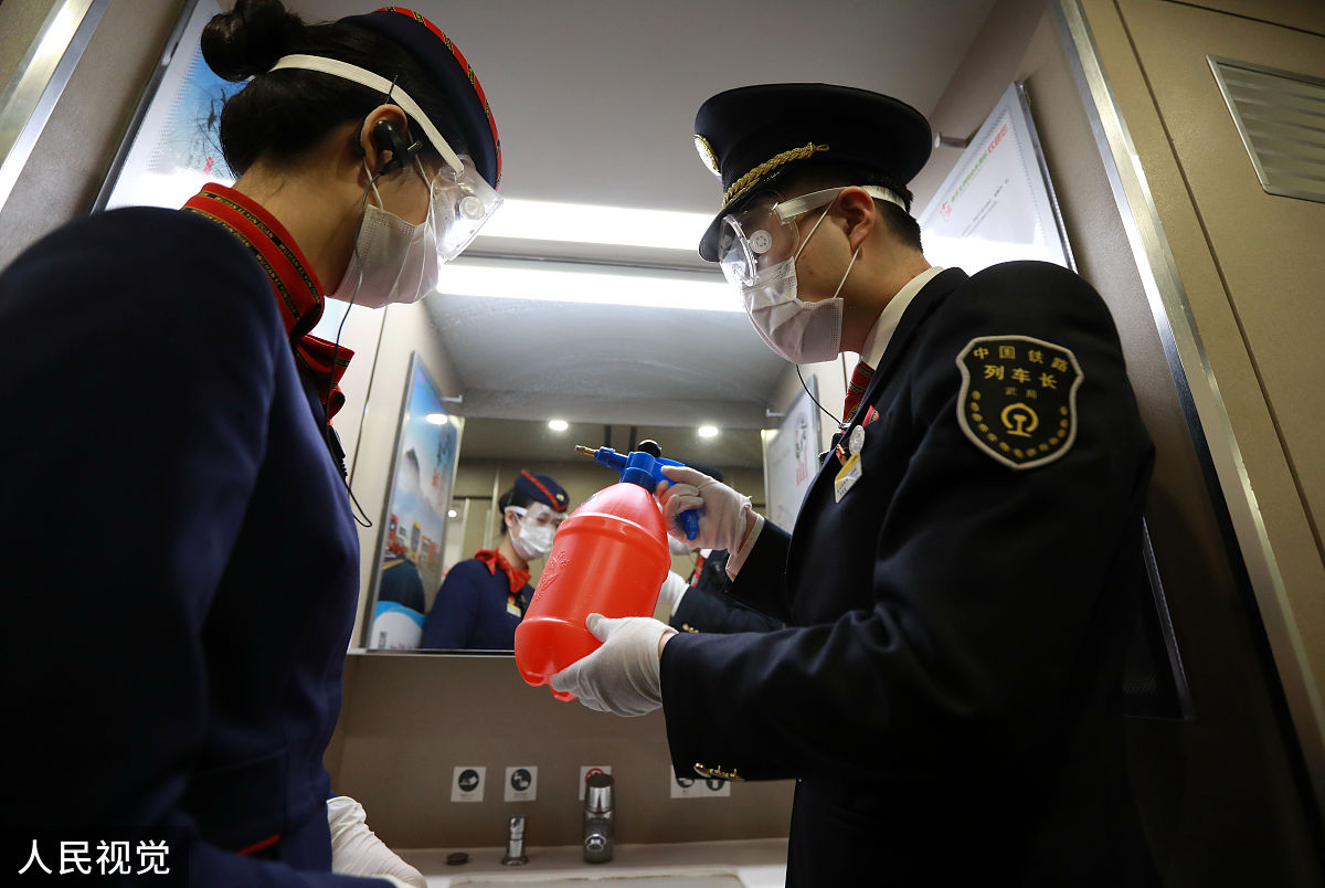 男高铁员工必备技能：安全、服务、技术全方位解析