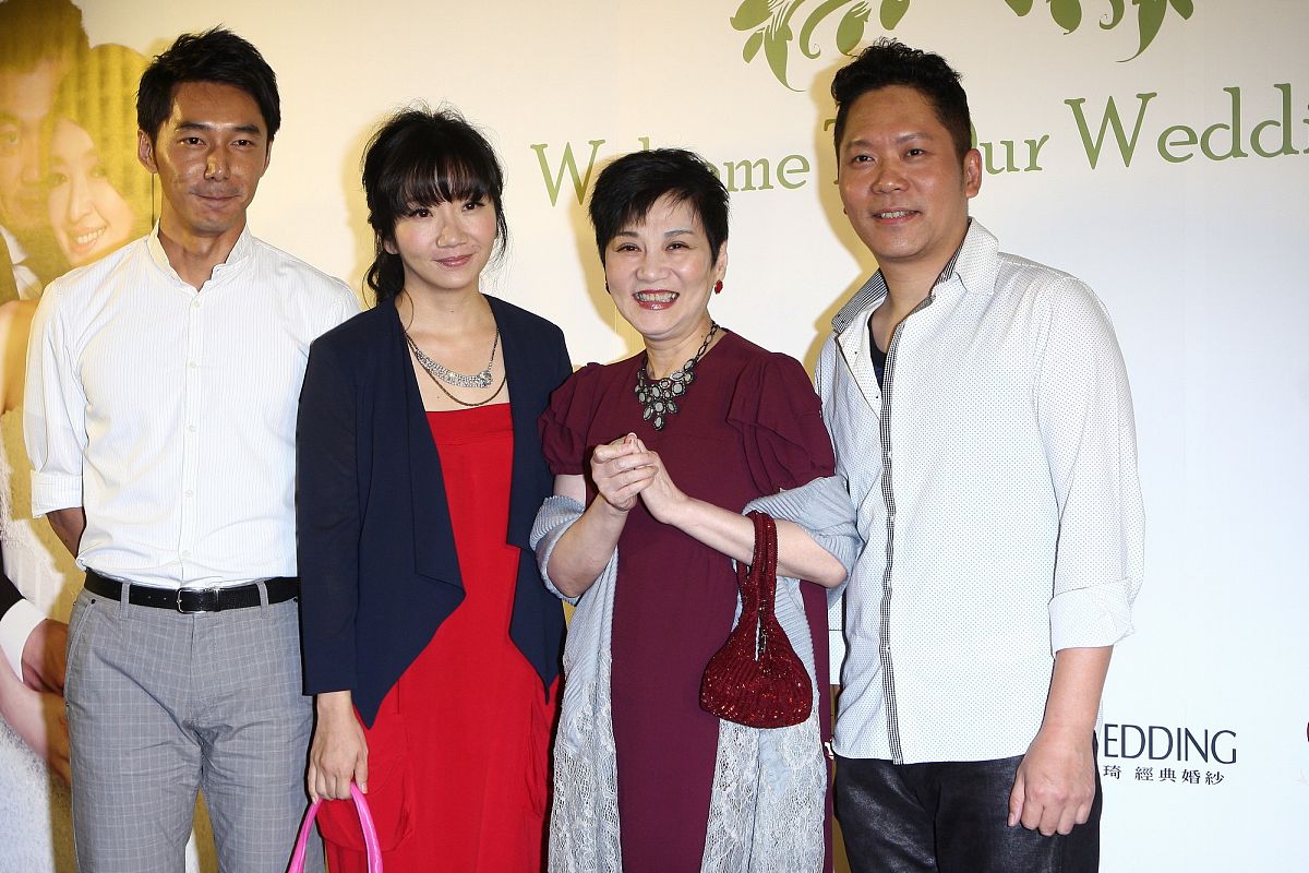 2012年8月11日,台北,37岁的路嘉怡与制作人汤宗霖大婚,在喜来登饭店补