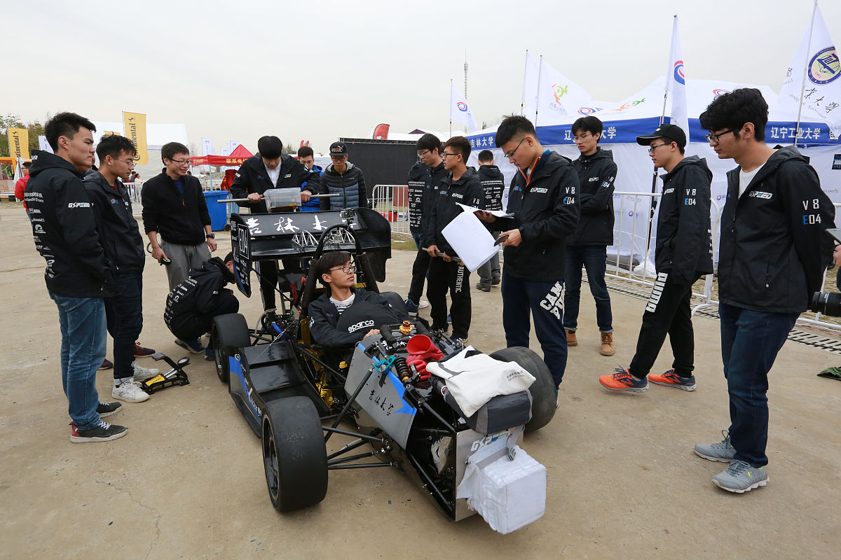 武汉无人机学校汽车运用与维修招生简章 - 培养具备汽车维护和无人机操作能力的复合型人才