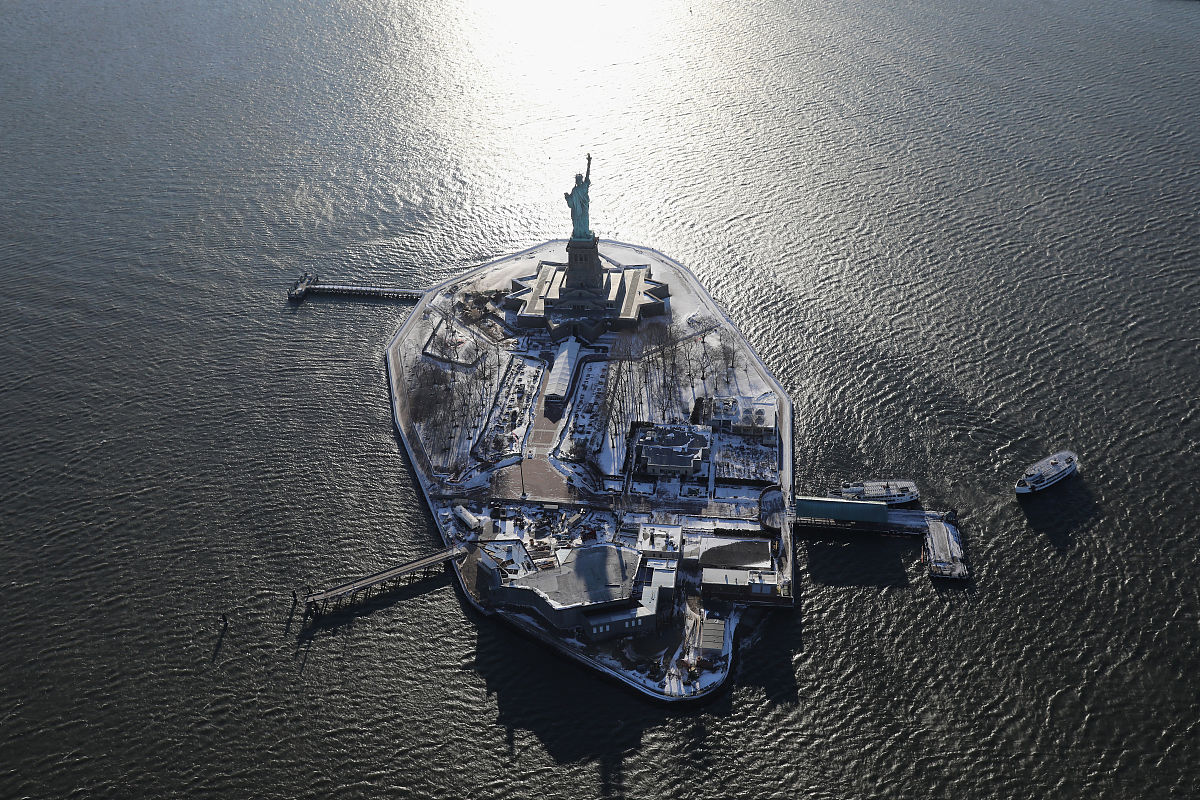当地时间2018年1月5日,美国纽约,航拍冰雪覆盖下的纽约.new york, ny 