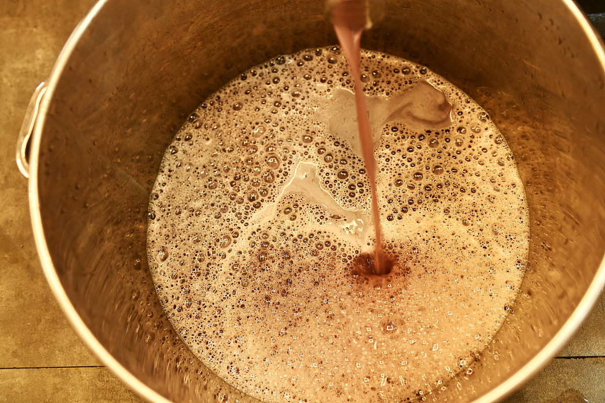 红糖、白糖分别是用什么做的？帮我用230字详细描述