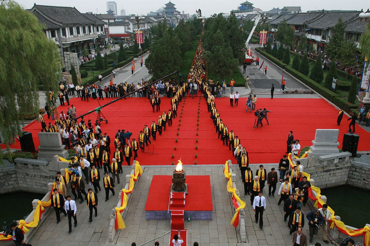 亚运火炬衢州传递：孔子76代嫡长孙点燃激情！