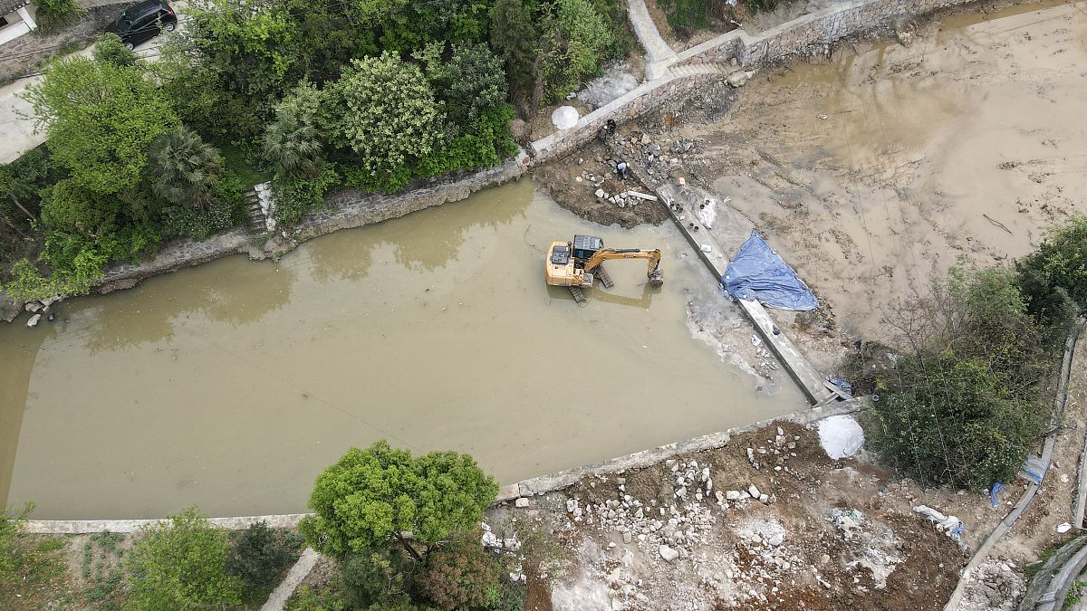 玉林市生态环境局委托广西环科院我区配合对我市城市建成区入河排污口开展排查目前排查工作已全面完成。《玉林市城市建成区入河排污口排查报告》已经市人民政府审定通过并转发各有关单位。根据报告反映共排查出玉林市城市建成区玉州区范围入河排水口159个其中生活排污口为79个重点整治的入河生活排污口为60个。现已截流生活污水排污口为25个其中3个为全截流22个为半截流余下35个排污口未采取任何治理措施。建成区内生