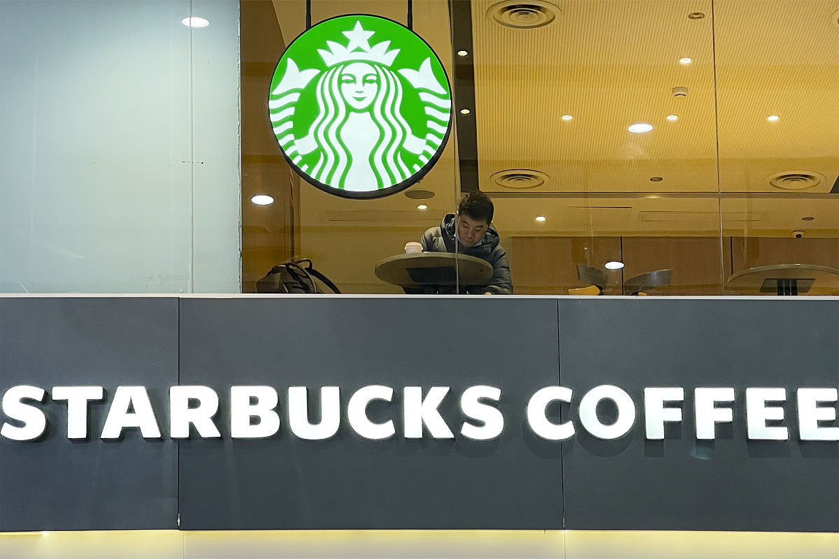 Starbucks China Honors 10 Students as 'Youth Leaders of the Year' at 2016 Leadership Development Program Finale