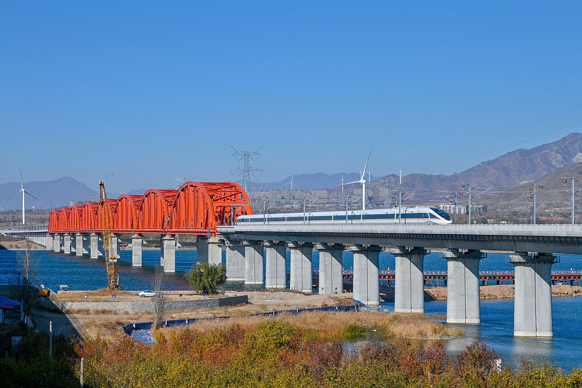 2019年11月7日,<strong>c</strong>r400bf-c型智能动车组在京张高铁进行测试.