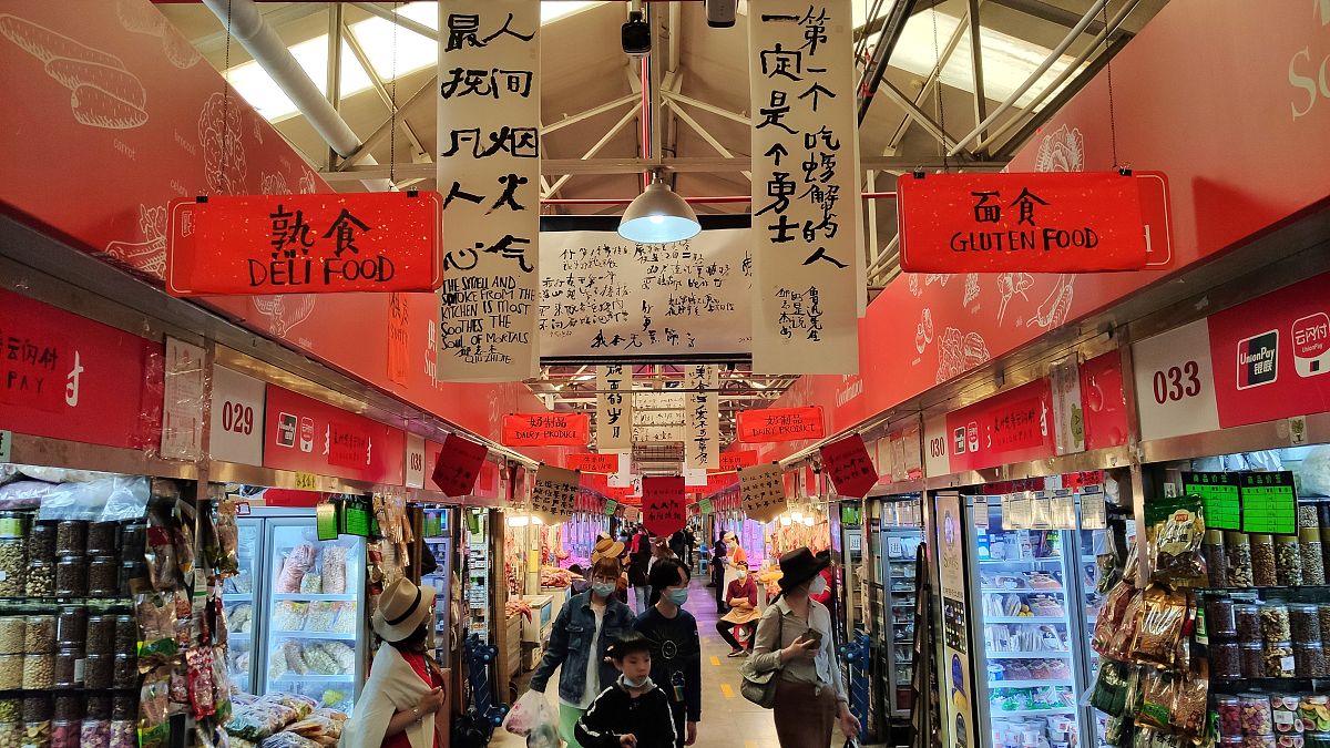 2021年5月5日,北京三源里菜市场成了"民以食为天"的展厅,近百幅著名艺