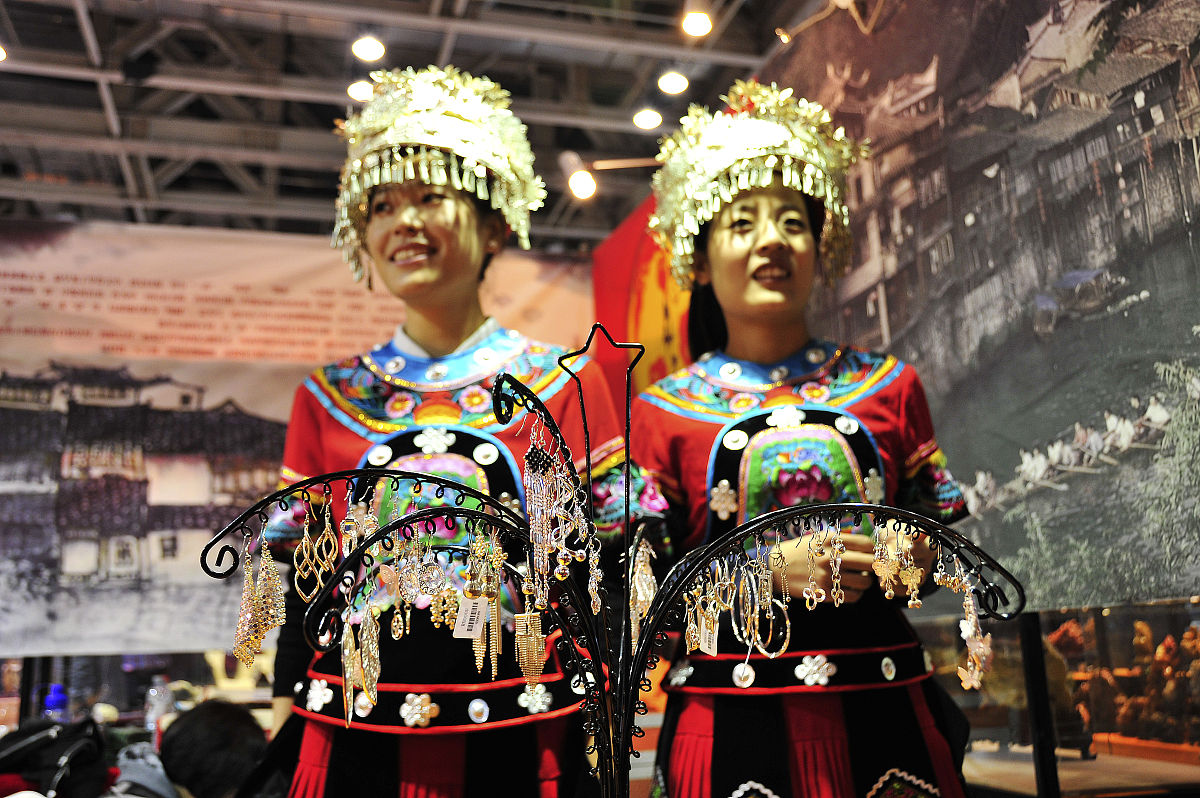 2013年10月18日,山东烟台,市民工艺品前拍照留念.