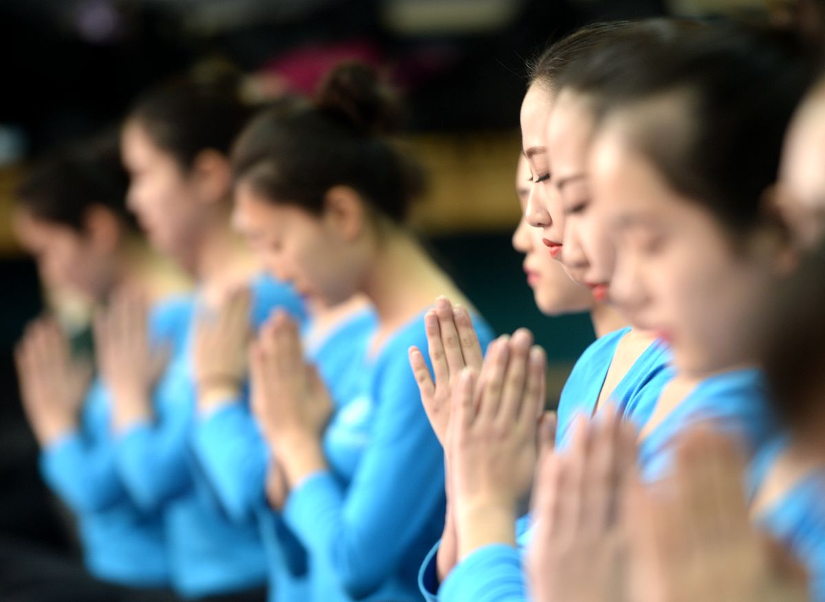 2016年01月05日,济南,50名高三女生在教室内依次排开,在教师的带领下