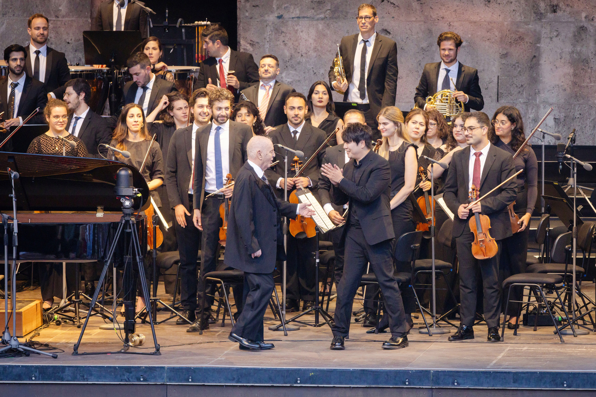 扮演一名音乐博主写篇1000字伦敦交响纽约爱乐维也纳爱乐柏林爱乐。哪个综合才是最强乐团的文章要有和读者互动语句重新编写个标题