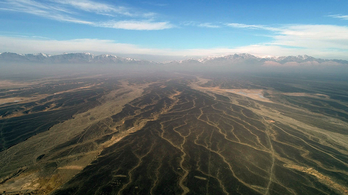 冲积扇和洪积扇：地貌特征与形成差异