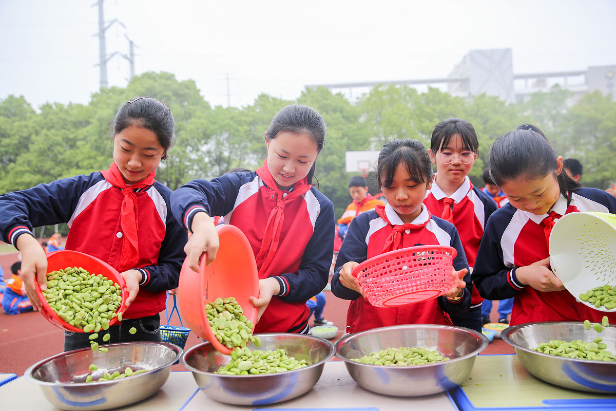 2020年5月16日,江苏南通,如皋外国语学校操场上,学生在排队等待称蚕豆