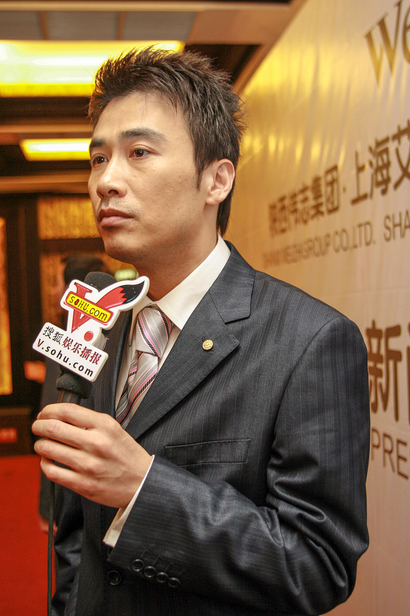 2008年4月22日,四川成都,影视演员柳云龙受邀成为国内知名男装品牌伟