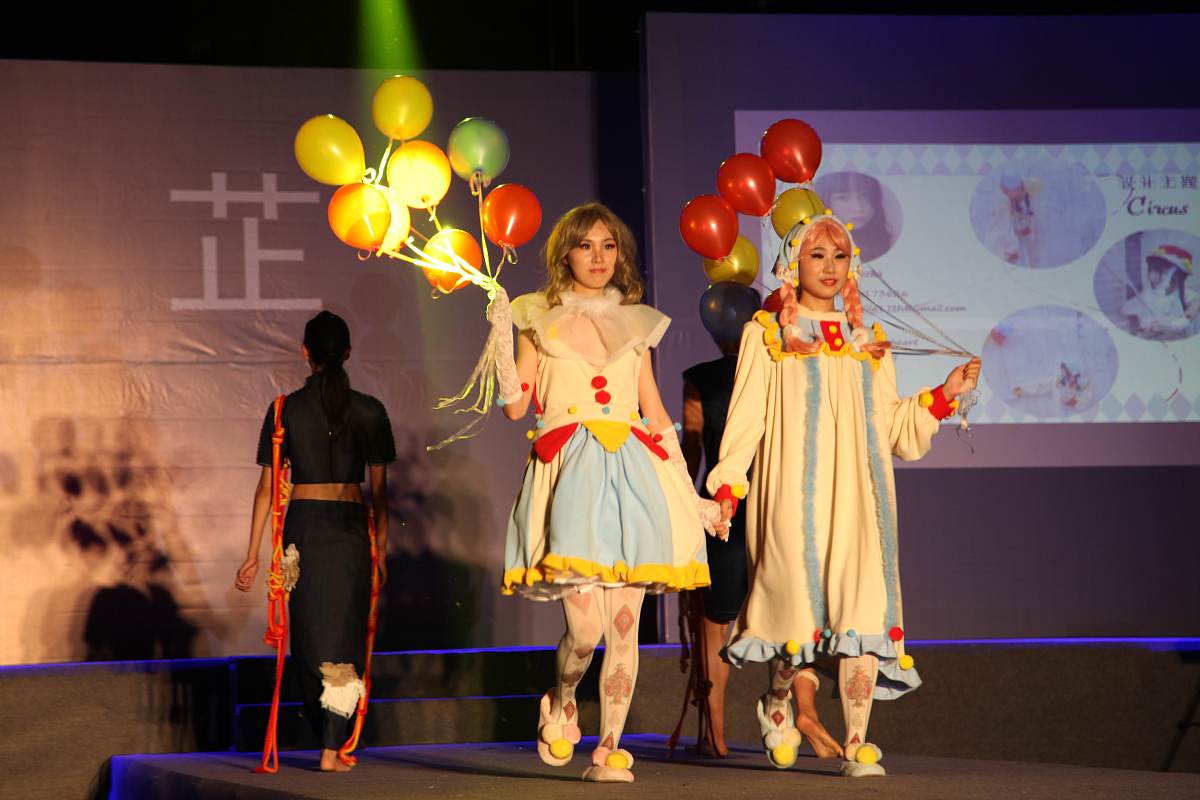 修改：在和导师积极交流听取广泛争取导师和同学的意见后逐渐在论文思路的把握和实验的掌控上确定了自己的方向。随后的时间里对这个方向展开了深入的研究在国内核心期刊上发表了篇学术论文现在正值进行硕士毕业论文的撰写。尽管在选题方向上走了一些弯路但从总体上拓宽了自己的知识面。