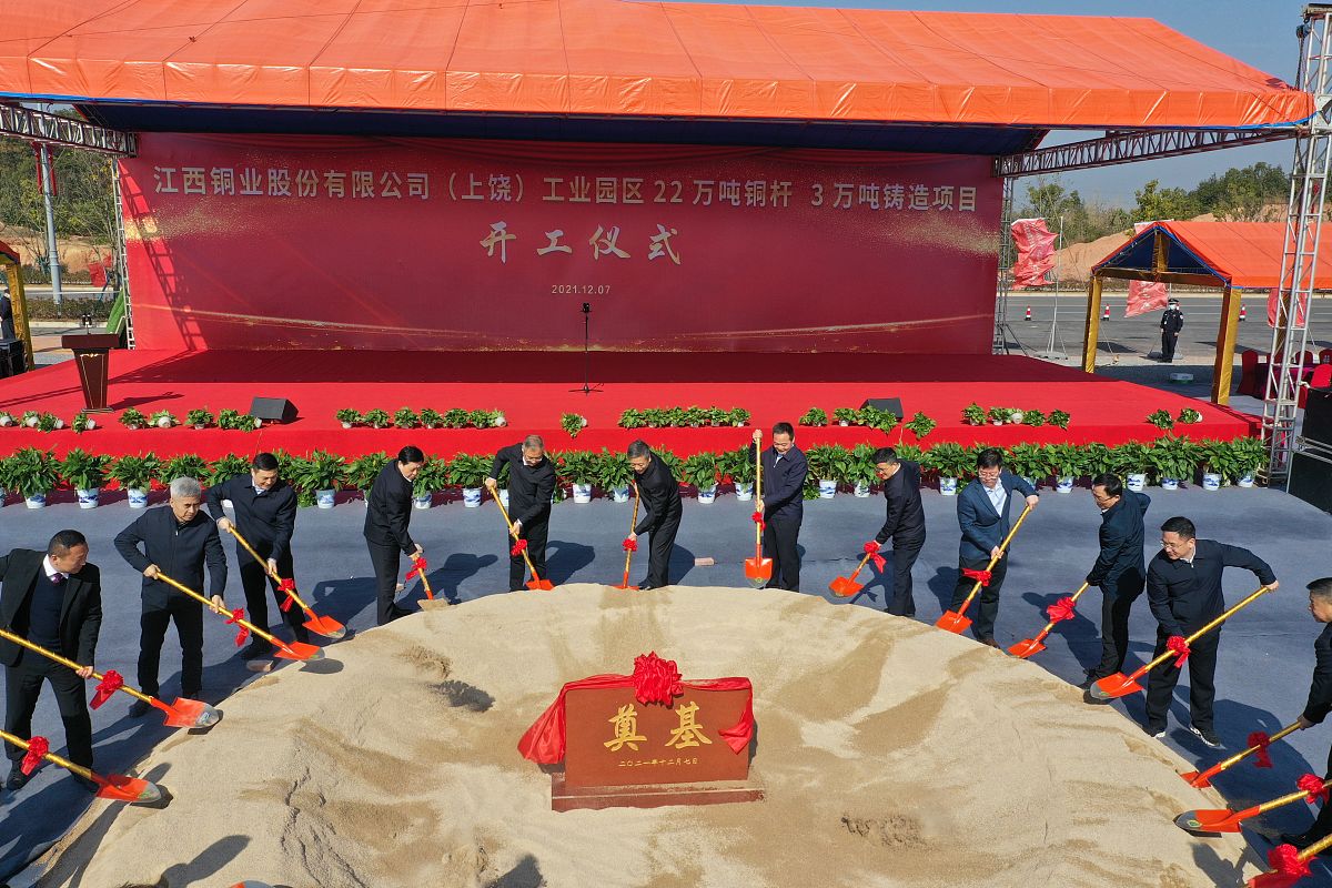 请杨凌职业技术学院新校区建设项目开工仪式上适合负责项目设计单位领导人讲话的演讲稿。演讲稿需要800字需要切合项目开工仪式上的喜悦的氛围且能够体现出设计单位在杨凌职业技术学院项目上的心血并且需要在演讲稿中明确的表明本项目的设计工作得到了胡校长魏处长的大力支持需要恭维且不明显的拍马屁。