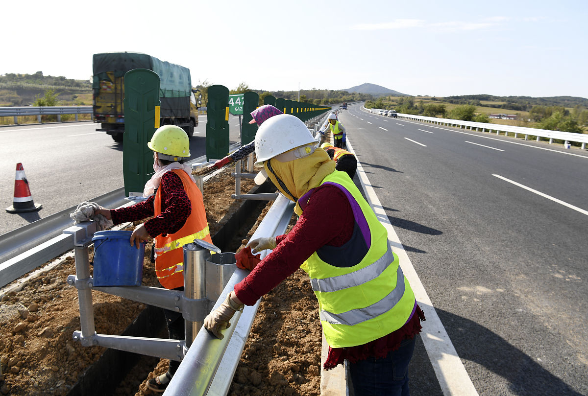 高速公路路面检测：沥青路面和水泥路面的检测方法和设备