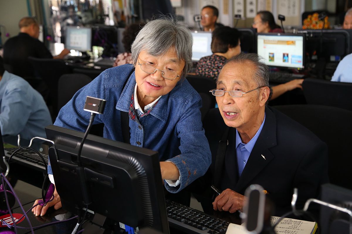 我工作上的不足有：①缺少业务知识和其他部门缺少沟通使得工作信息不同步导致很多重复工作或者干了很多活但没有成效；②沟通与协调能力不足如策划活动时营销平台供应商与行方科技意见不同时只能求助其他同事协助解决；③公文写作能力尚待提升。请帮我重新组织语言表述工作上的不足并剖析原因制定下阶段改进计划