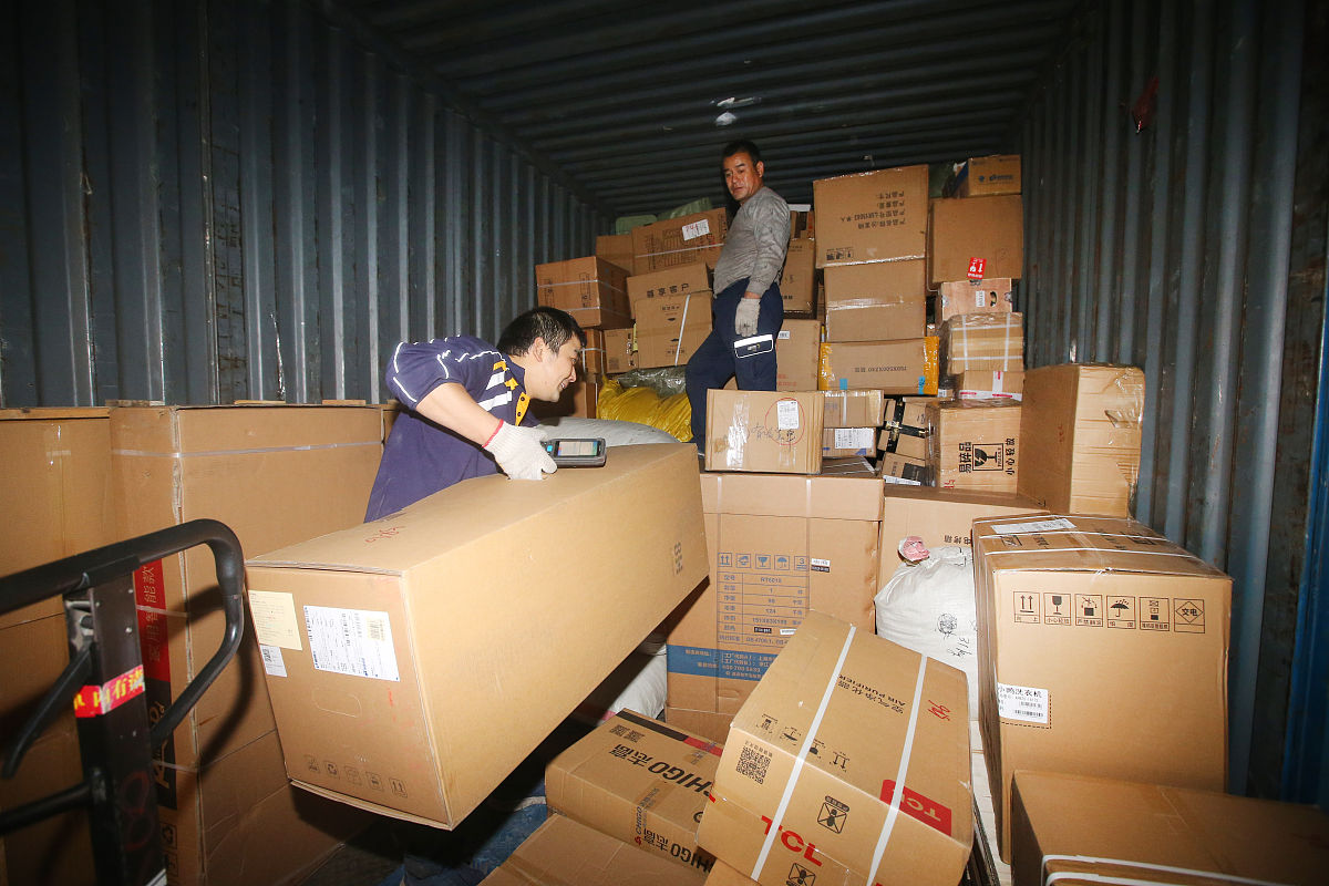 帮我写一个朋友圈内容是使用了一家国际快递集运服务运输时效各方面都很好推荐给朋友们用