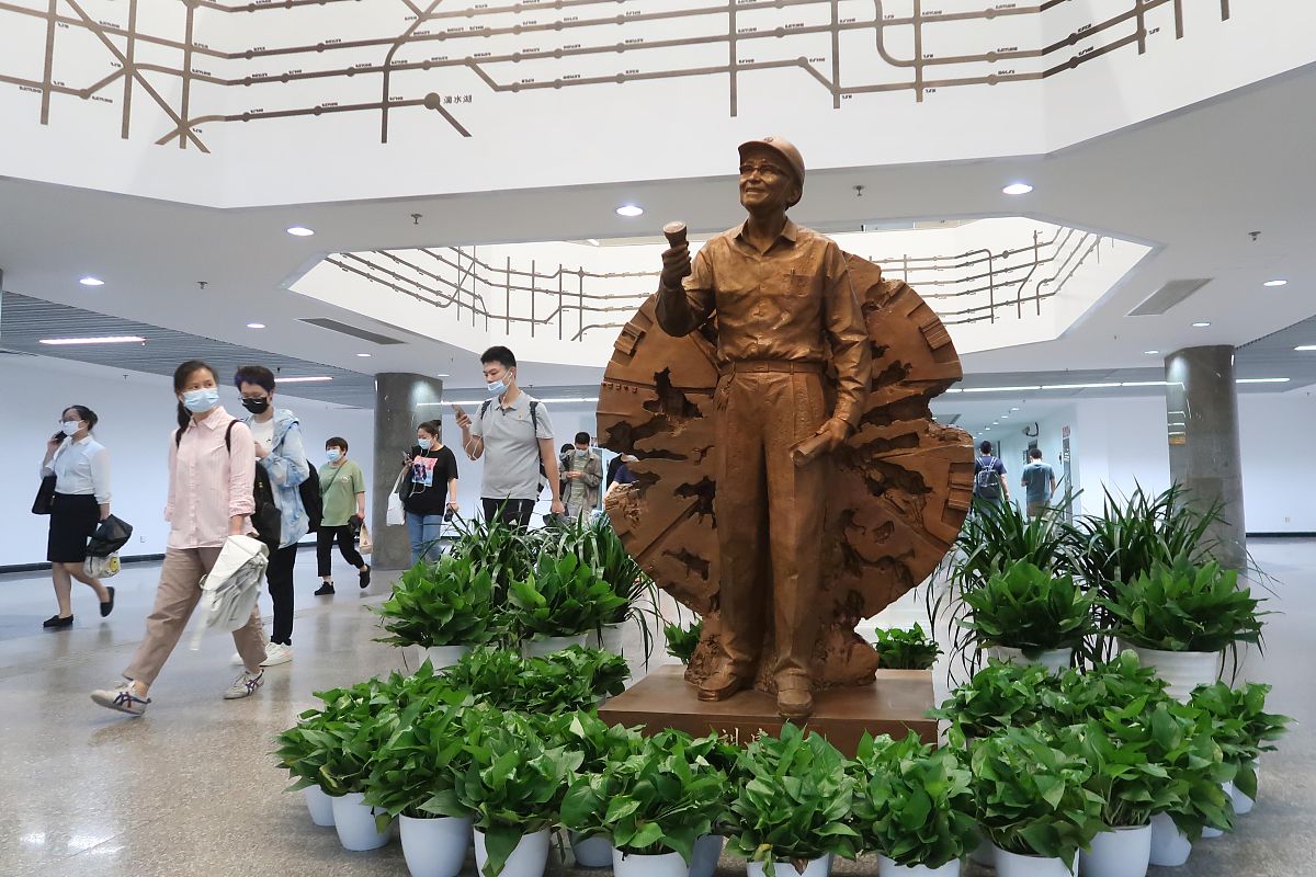 2021年8月13日,上海地铁徐家汇站,实拍"上海地铁之父"刘建航塑像.