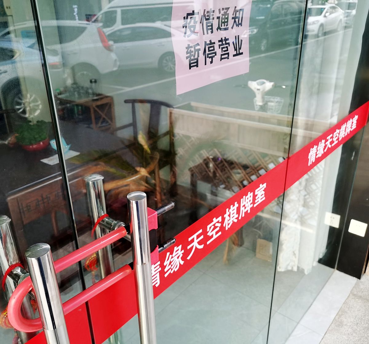 如何提醒邻居开车门注意安全？