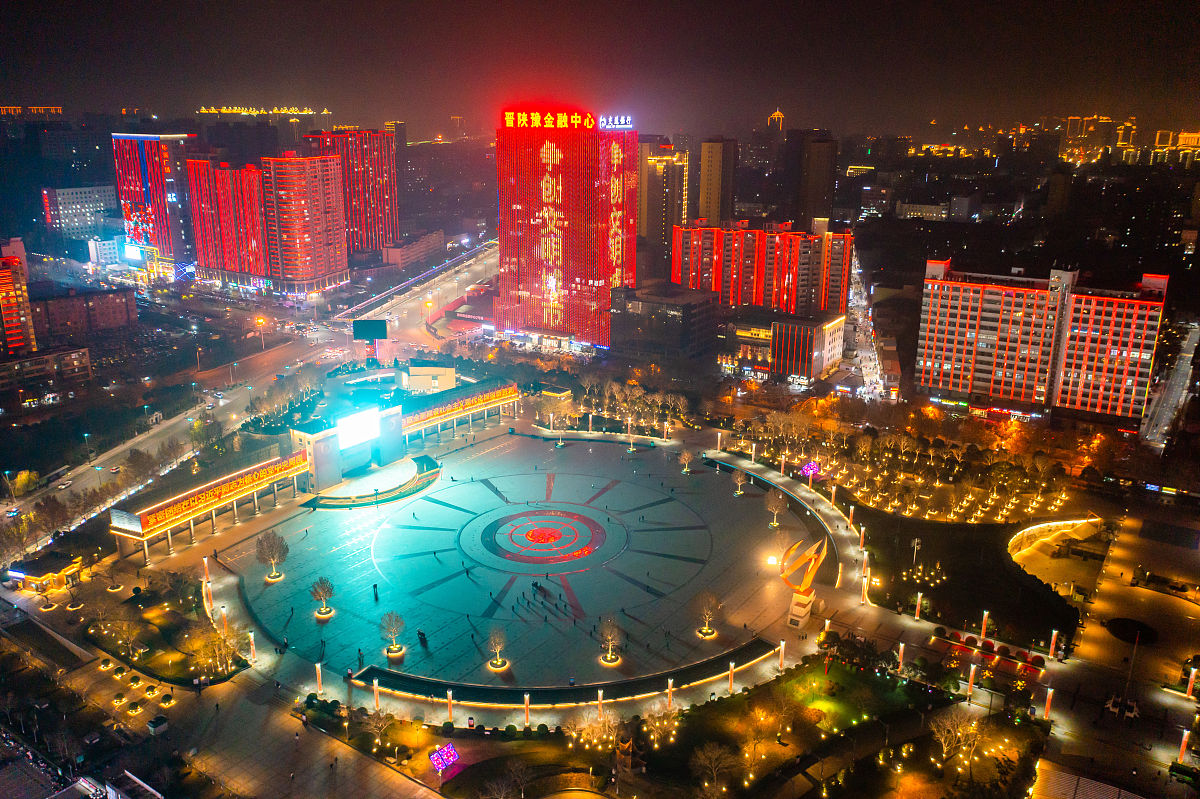 2021年12月22日晚,山西省运城市,南风广场周边建筑开启创建文明城市主