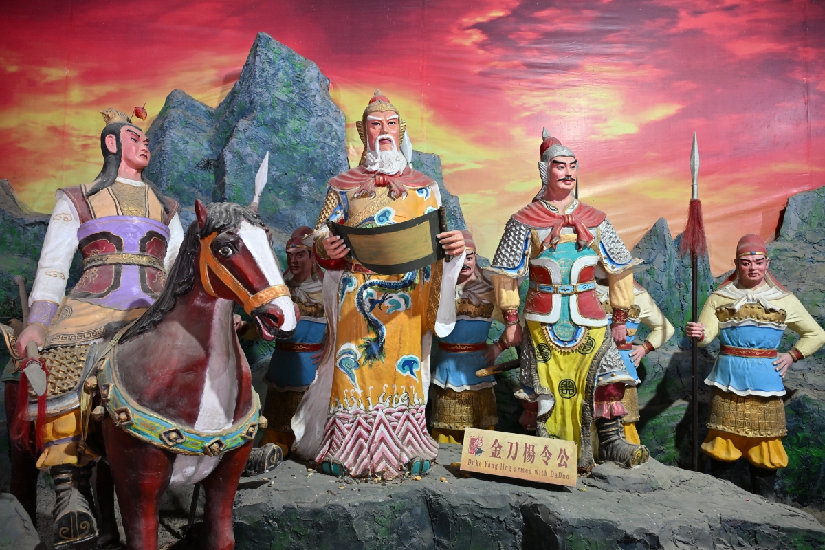 改写李靖在北周武帝天和六年571年出生于一个官宦之家祖父李崇义曾任殷州刺史封永康公；父李诠仕隋官至赵郡太守。李靖仪表魁伟由于受家庭的熏陶从小就有文武才略又颇有进取之心曾对父亲说：大丈夫如果遇到圣明的君主和时代应当建立功业求取富贵何必做一个读书人。他的舅父韩擒虎是隋朝名将每次与他谈论兵事无不拍手称绝并抚摩着他说：可与之讨论孙吴指春秋战国时期名将孙武、吴起之术的人只有你啊。李靖先任长安县功曹后历任殿内