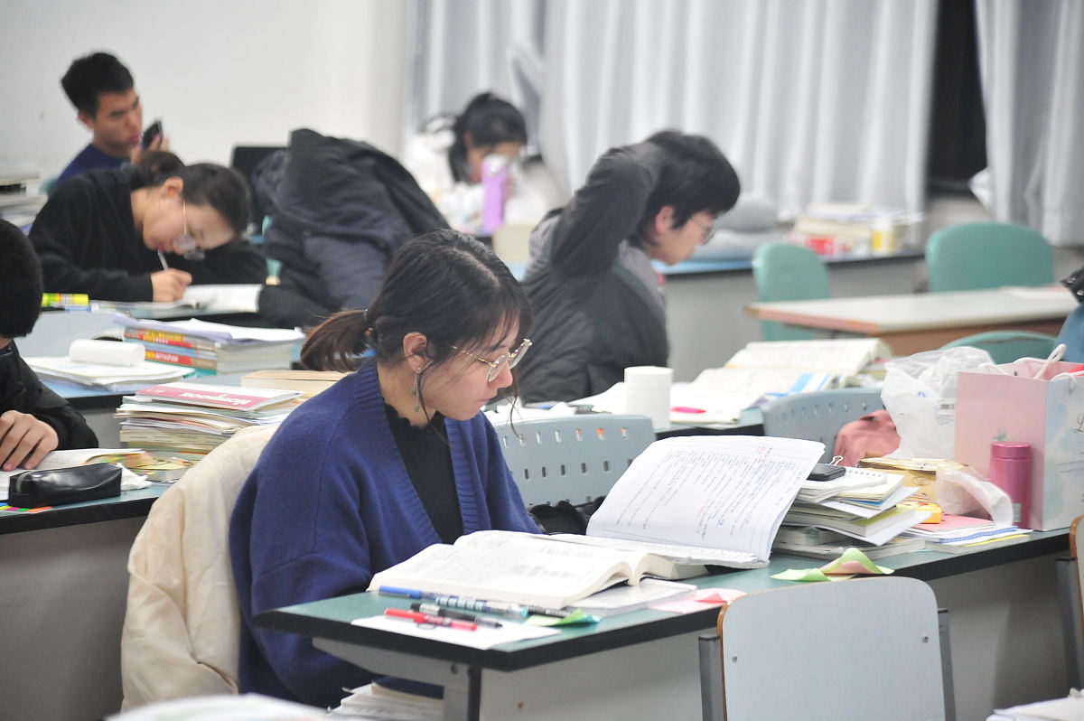 2018年12月11日,倒计时10天,青岛高校考研生做最后冲刺,图书馆内考生