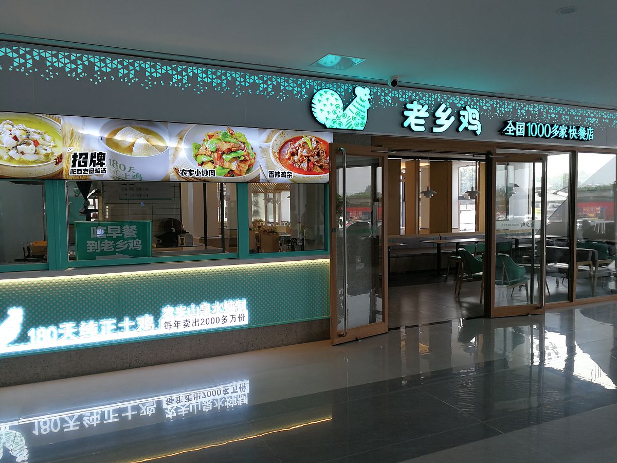 阿椒阿俏新闻搞 冒菜不仅具有浓郁的香味和口味特色而且还能提供独特的健康饮食体验。因此越来越多的消费者选择冒菜作为自己用餐的首选。冒菜店的规模通常不大采用标准化带店模式无需大厨出餐快性价比高等特点正是因为这些特点使得冒菜成为了餐饮新风口。冒菜能够为顾客提供更加多样化的美食选择并且由于其制作简单易操作让人更容易上手；其次相比传统中式菜肴冒菜显得更为时尚、潮流可以更好地吸引年轻一代消费群。目前为止虽