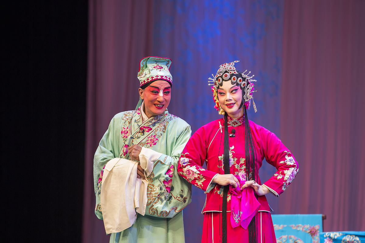 2018年7月22日晚,山东滨州,古装吕剧《墙头记》在滨州影剧院精彩上演.