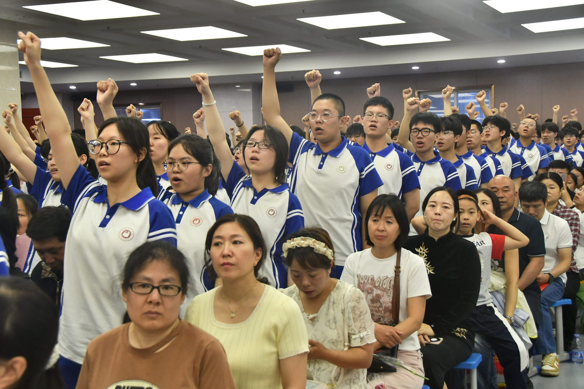 帮我写一份8分钟的电影分镜脚本主题是欢乐的初中生参加毕业典礼回忆与老师和同学们的点点滴滴