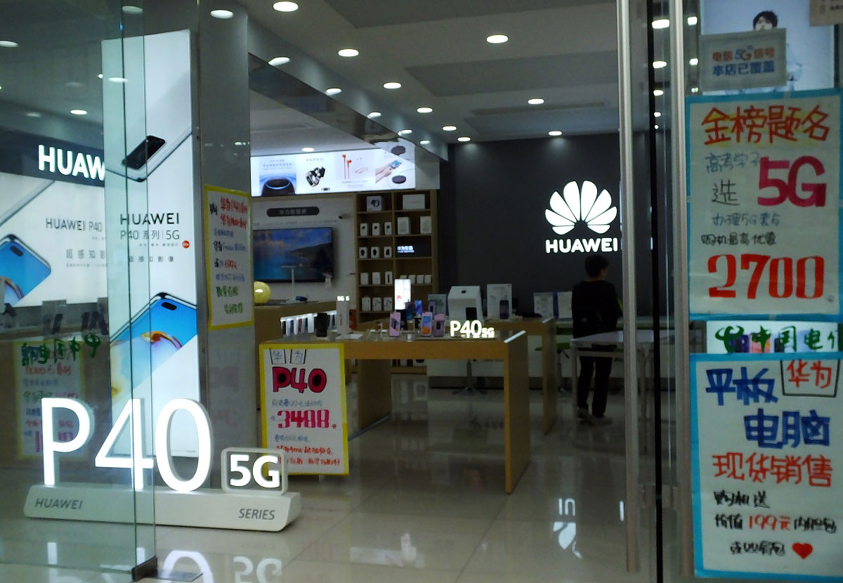 客户体验活动方案一、体验主题华为旗舰手机——引领未来科技二、活动目的1 提高消费者对华为旗舰手机的认知度和好感度提高品牌美誉度；2 建立品牌与消费者之间的情感沟通并刺激消费者的购买欲望；3 通过多元化的体验形式让消费者深入了解华为旗舰手机的技术特点和产品优势增强用户黏性。三、活动内容1 华为旗舰手机全球发布会活动前期举办华为旗舰手机全球发布会邀请各大媒体、行业专家和用户代表到场体验。现场展示华为旗