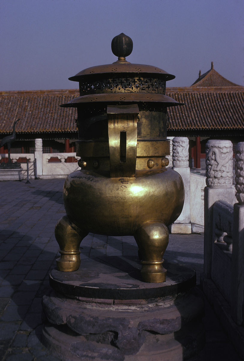 19世纪70年代,北京,故宫一条过道上的青铜香炉.encensoir en bronze d