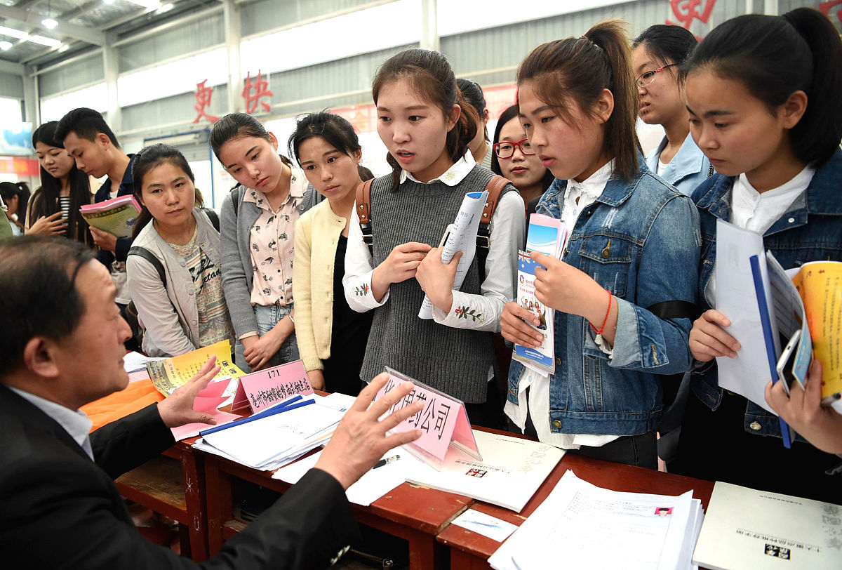 延安市农村教师聘任制度完善策略：提升教师队伍建设
