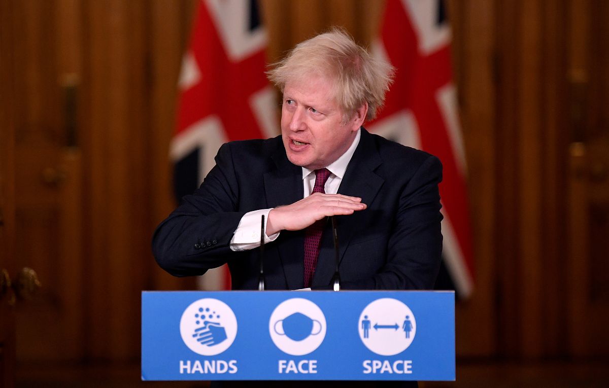 当地时间2020年12月19日,英国伦敦唐宁街,英国首相约翰逊当天在疫情新