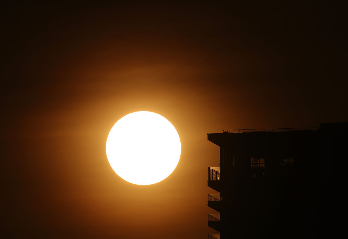 当地时间2020年4月10日,英国伦敦,金丝雀码头的日出.sunrise over can