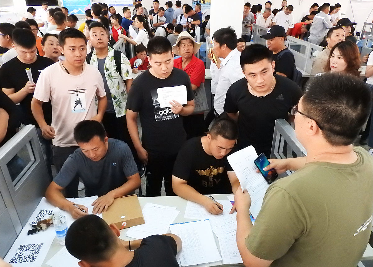 2019年7月6日,江苏连云港,求职者在退役军人就业专场招聘会上咨询了解