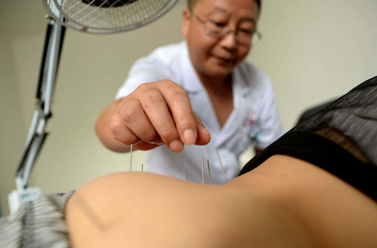 女生小腹右侧针扎痛，阵阵发作是怎么回事？