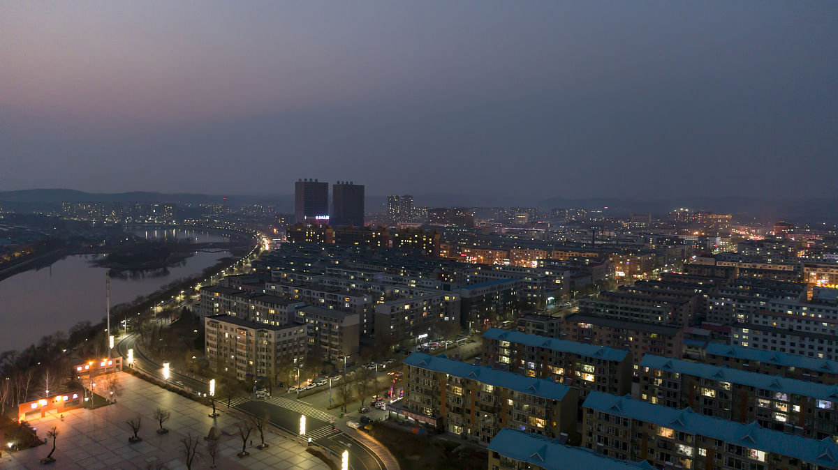 2020年11月6日晚,吉林省吉林市桦甸市(金城)的夜晚,华灯初上,"繁星"点