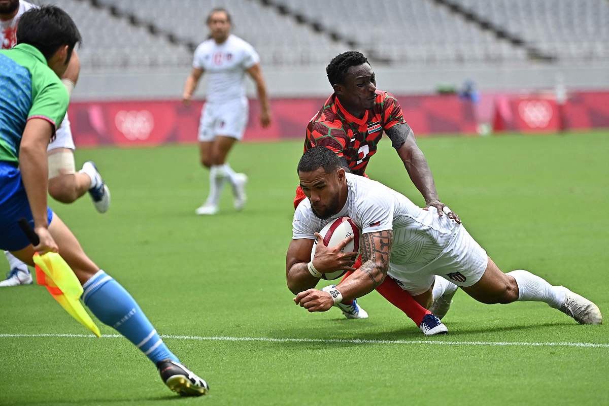 usa's martin iosefo (<strong>c</strong>) scores a try in the men's pool c rugby
