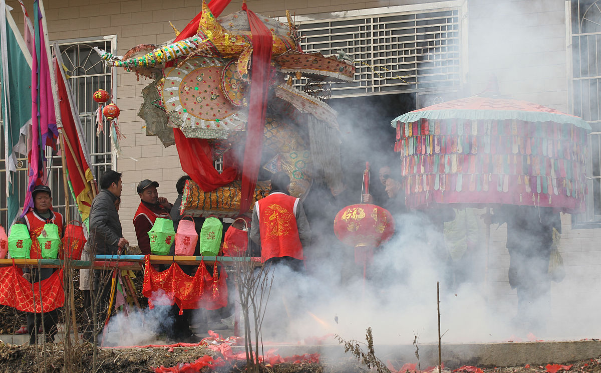 我想出一套有关龙年的游戏皮肤它需要是一个主题系列皮肤并且要有主题背景故事以及回城特效描述趣味台词以及各个皮肤名称