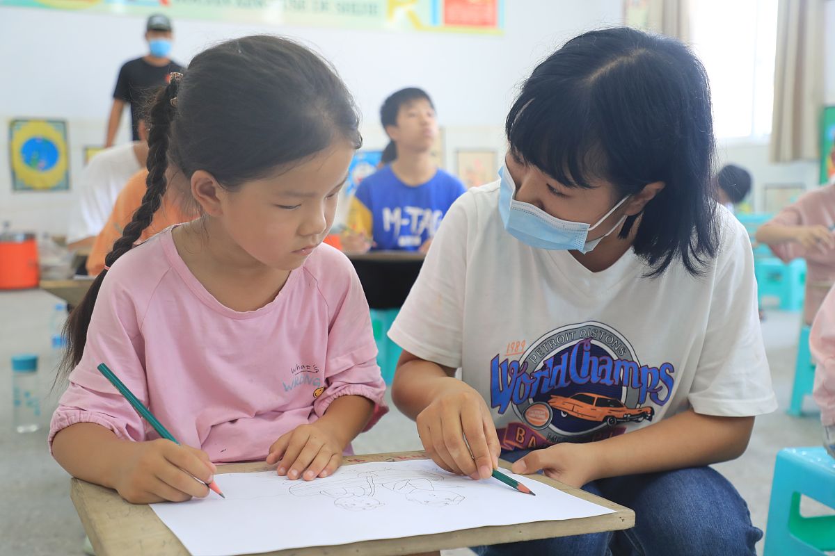 在镇卫生院协助医务人员照看孩子，为他们讲解课本知识，辅导作业，获得医务人员和孩子们的好评；扩展这句话