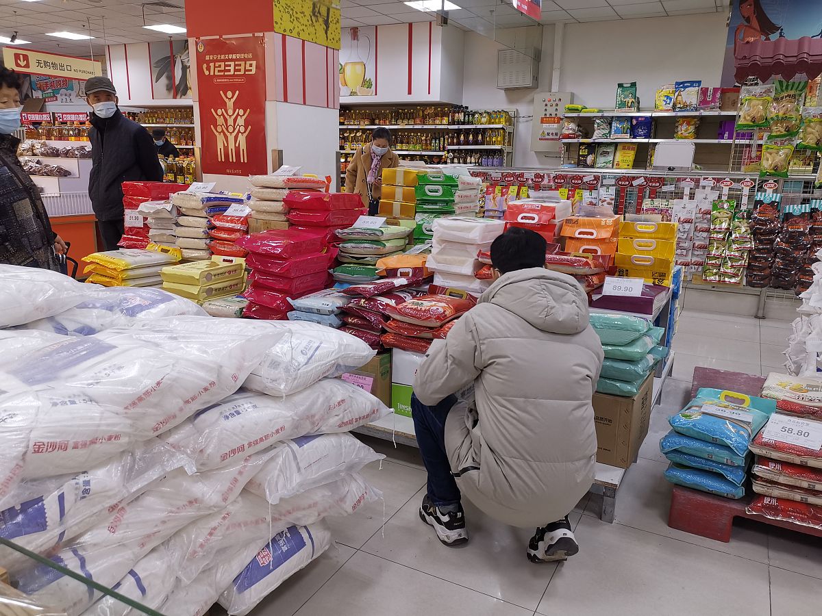 2021年11月4日,北京朝阳豆各庄地区大型超市,货架货品充足,市民购买粮