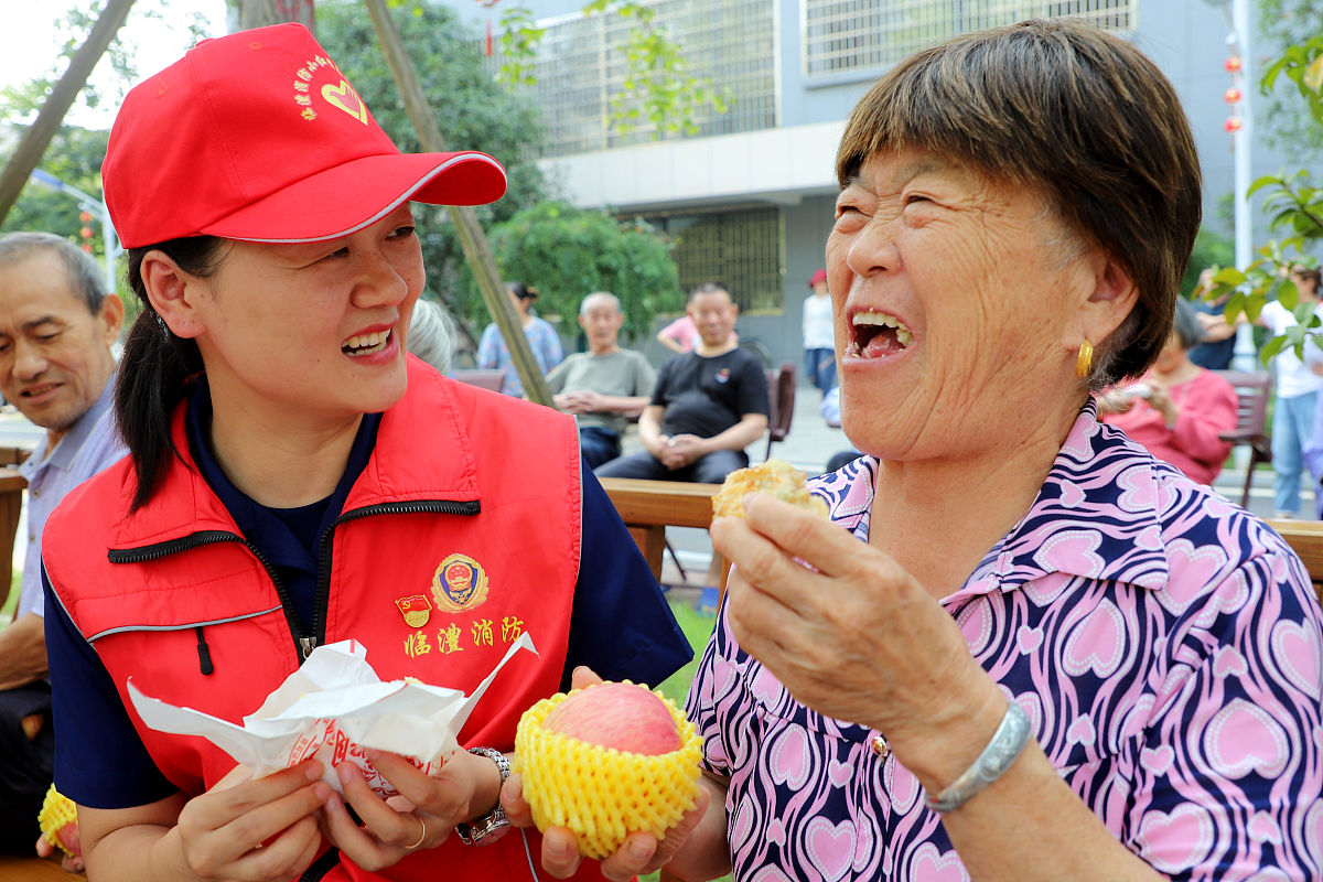 2021年9月17日,湖南常德市临澧县消防志愿者与敬老院里的老人们提前欢