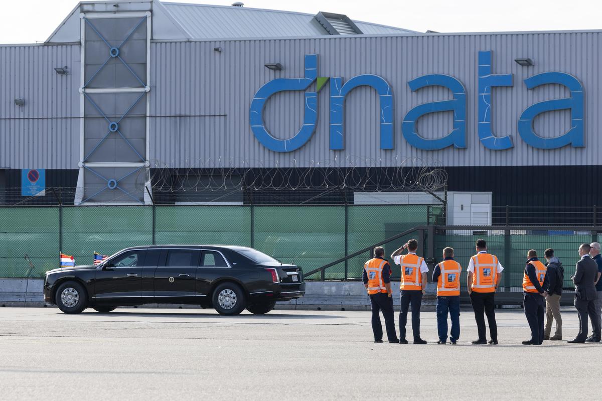 写一份英国议会辩论的英文辩论稿主题为：不同意在工作日禁止私家车进入市中心。关注点是这会对民众的安全造成威胁