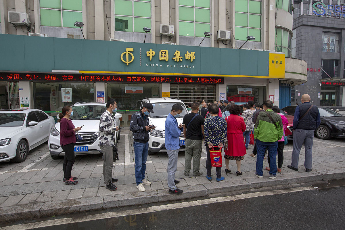 2020年9月26日,湖北省襄阳市,市民排队购买当天发行的新邮票.