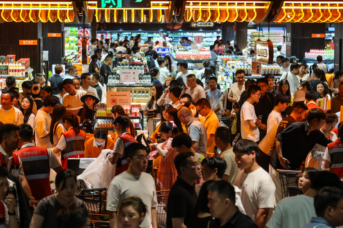 阴天步行街吃火锅，服务员态度差劲，只点一个菜就遭遇冷脸