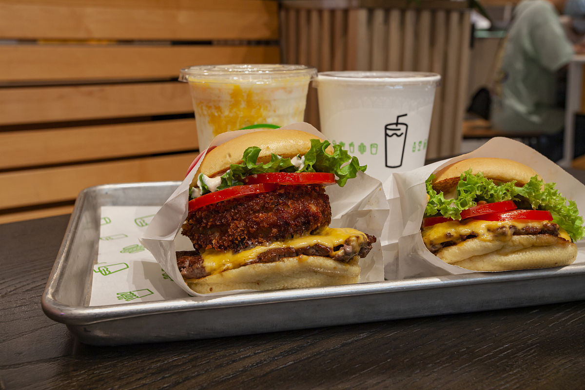 帮我写一条关于汉堡王双单双牛堡的抖音视频要求有梗有反转发生在情侣之间比较魔性