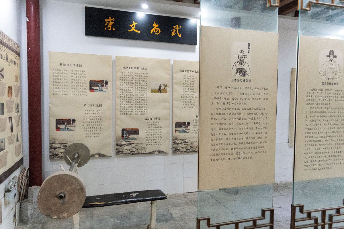 在华夏儿女的心中中华优秀的传统文化是中华民族的精神命脉是我们在世界文化激荡中站稳脚跟的坚实根基。为了加强对传统文化的理解与认识在2023年暑假期间曲阜师范大学实践队队员于2023年7月7日在山东省菏泽市郓城县郓州博物馆进行了调研与实践通过亲身实践对传统文化进行深入的了解走进传统文化的世界。文化是一个国家、一个民族的灵魂而博物馆则是城市文化的象征。博物馆作为一种文化机构承载着丰富的历史和艺术遗产具有