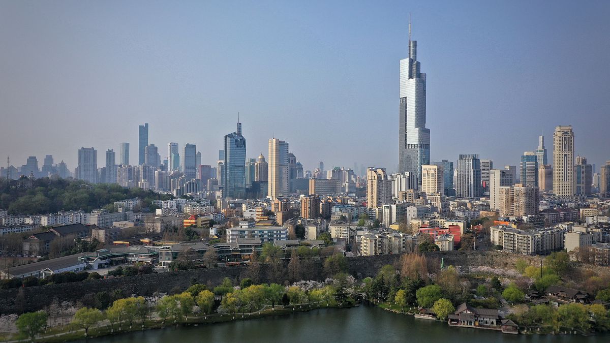 2022年3月15日,南京玄武湖,樱花盛开于城墙之下.