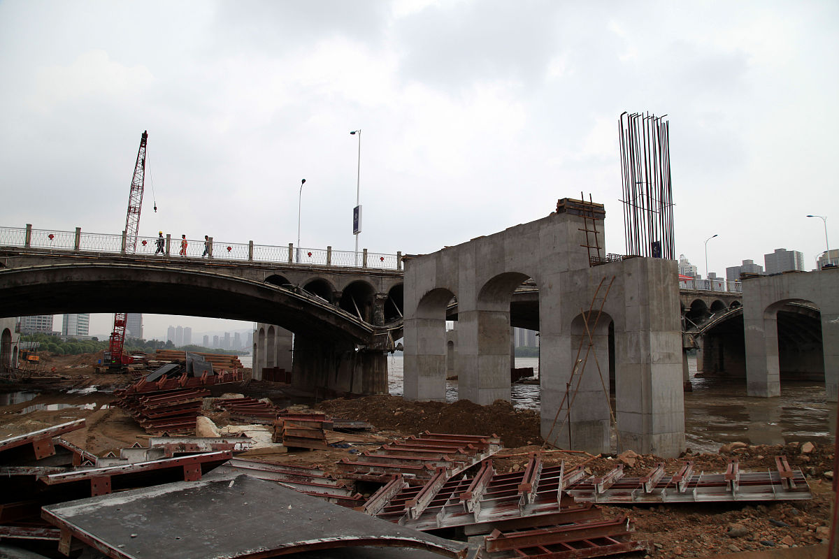 请评价吉林男子私自建桥事件200字村民没有桥没桥多绕70公里表达作为领导者要以底层人民的视角看问题